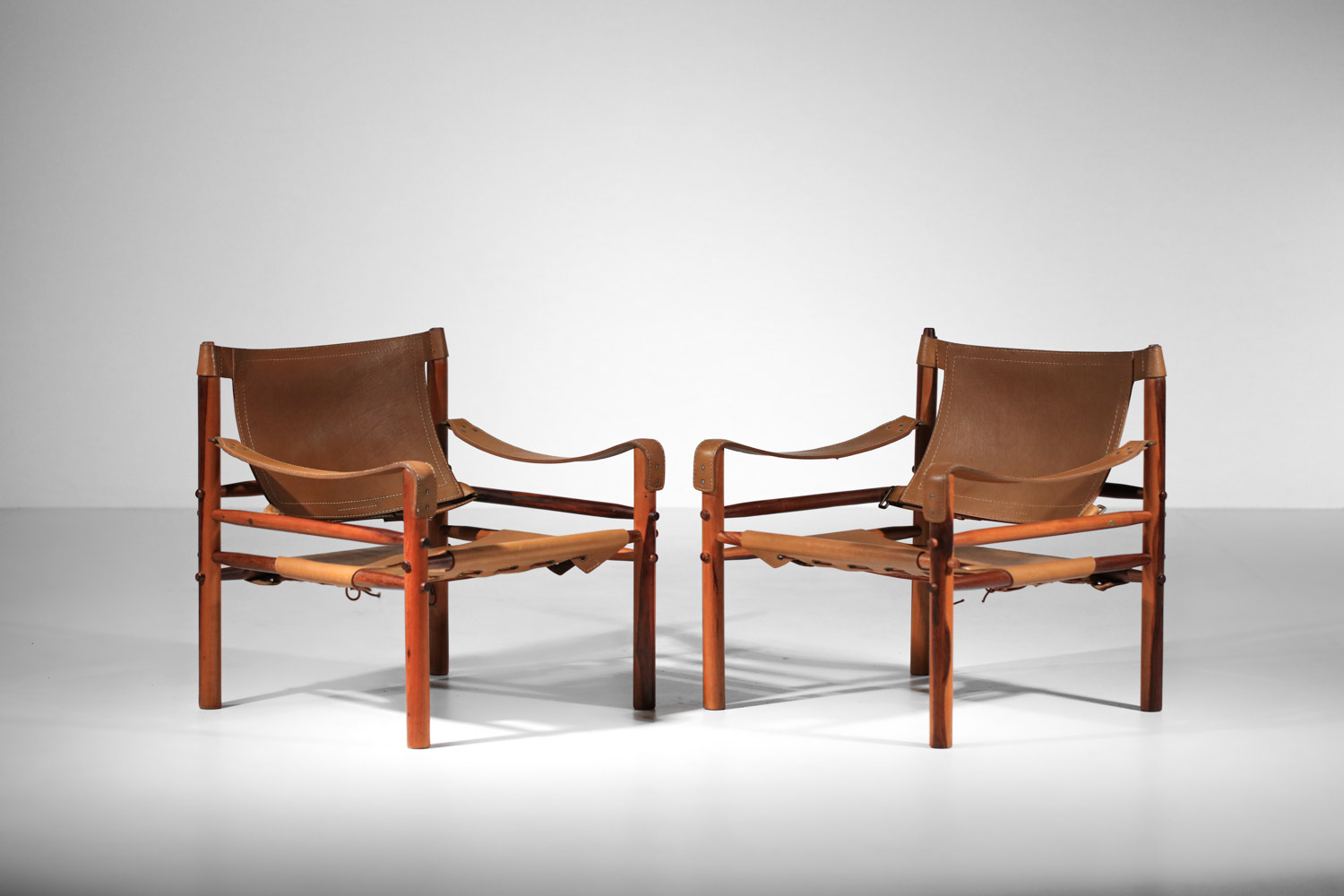 paire de fauteuil safari par Arne Norell en cuir patiné et palissandre de rio F605