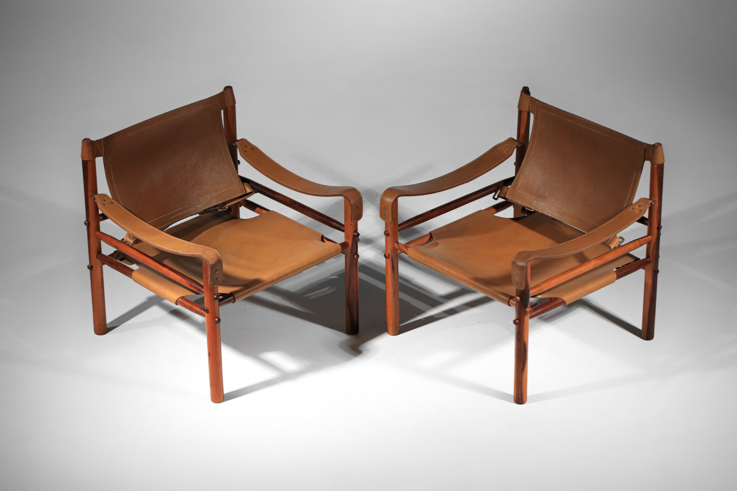 paire de fauteuil safari par Arne Norell en cuir patiné et palissandre de rio F605