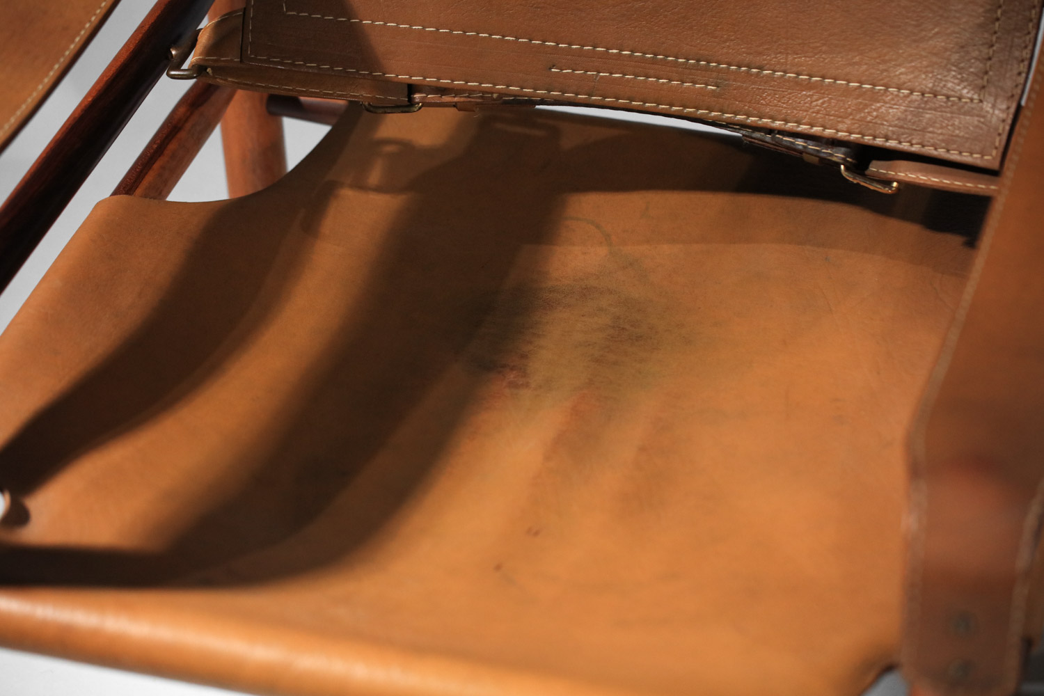 paire de fauteuil safari par Arne Norell en cuir patiné et palissandre de rio F605