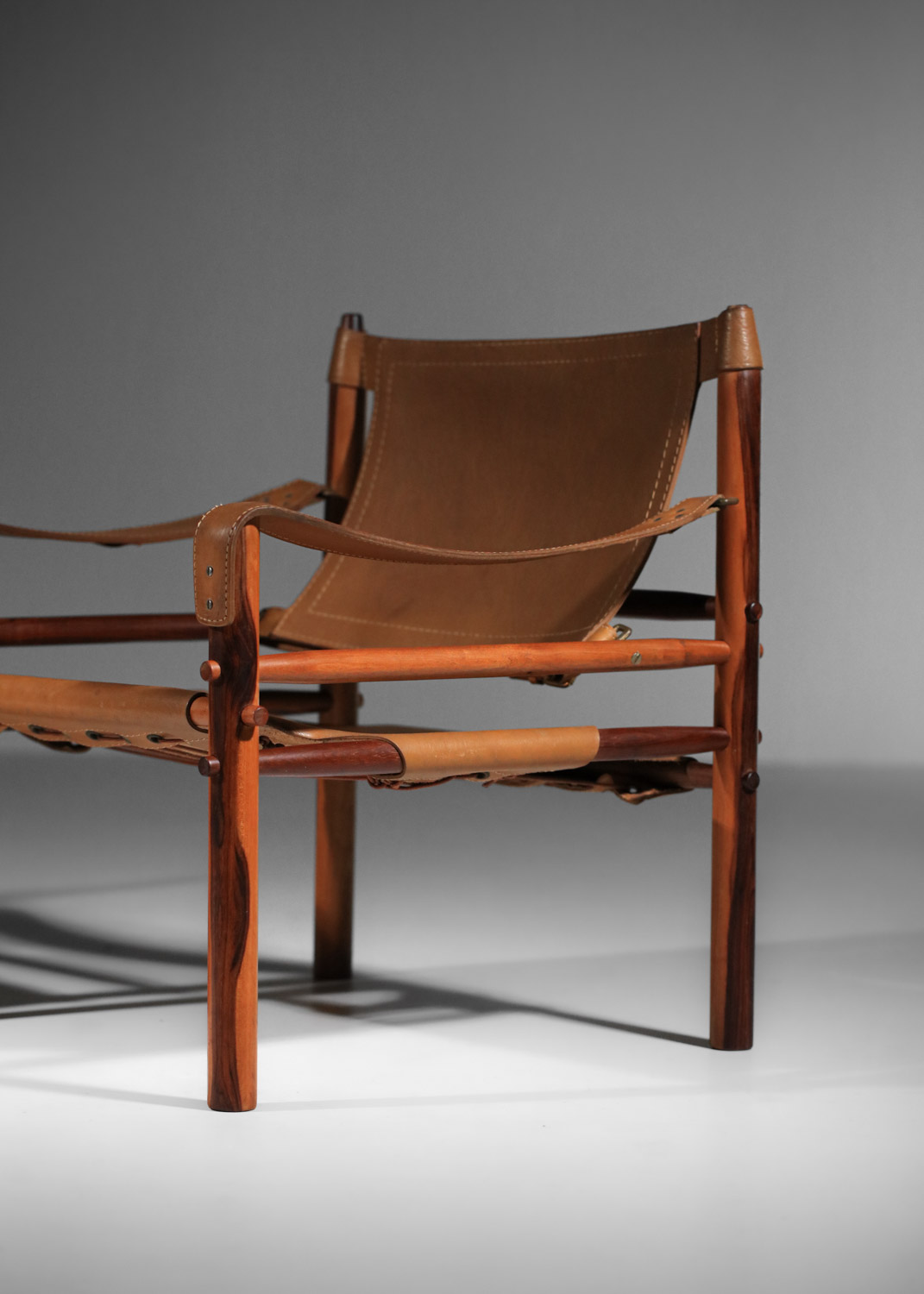 paire de fauteuil safari par Arne Norell en cuir patiné et palissandre de rio F605