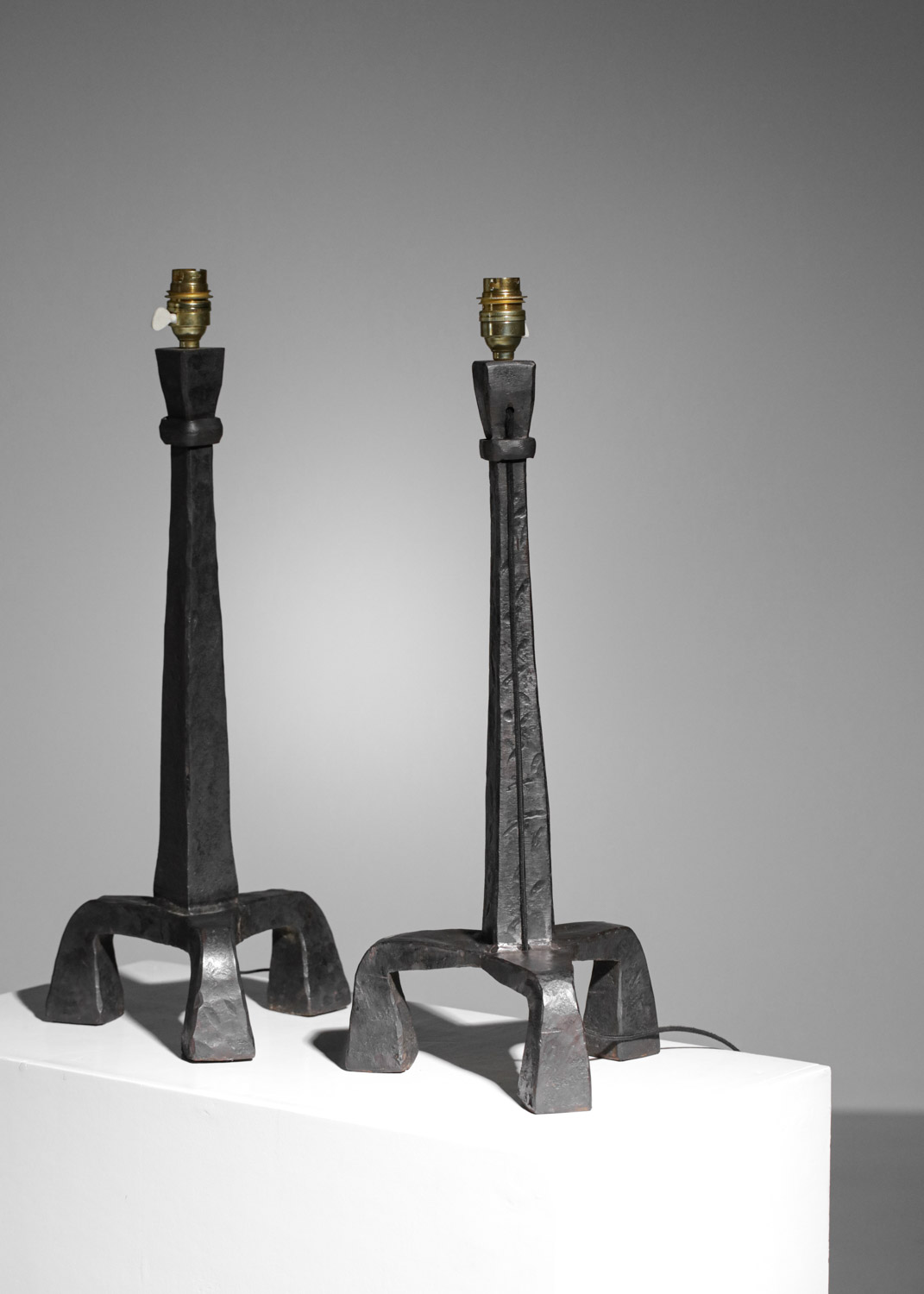 paire de lampes de table tripodes en fer forgé brutaliste style Diego Giacometti - F647