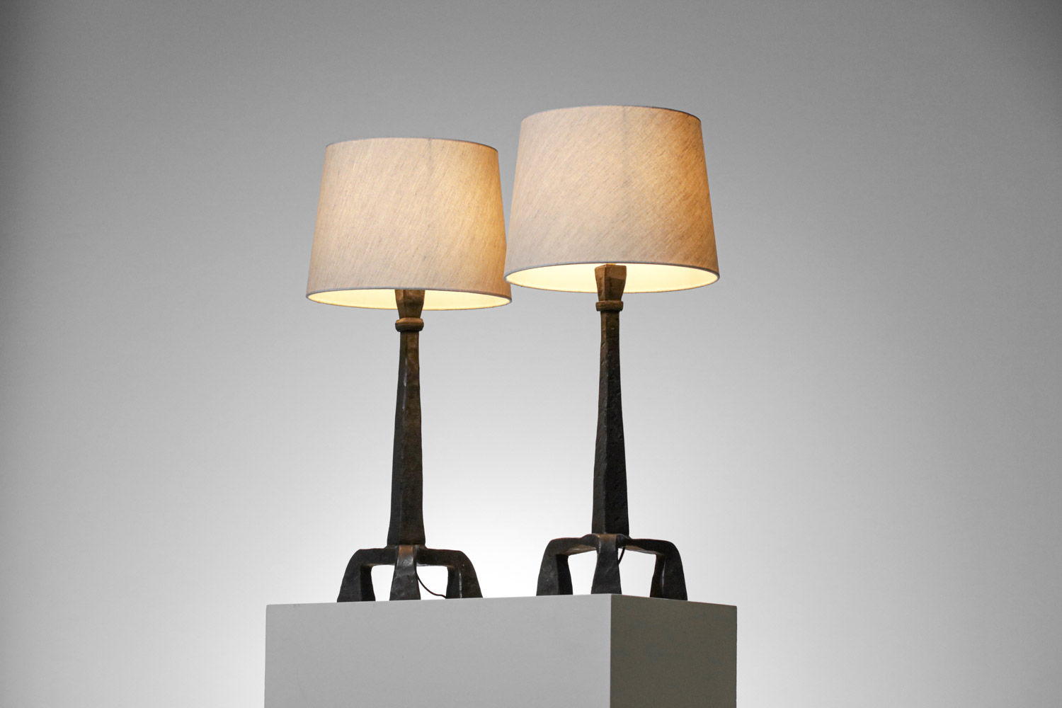 paire de lampes de table tripodes en fer forgé brutaliste style Diego Giacometti - F647