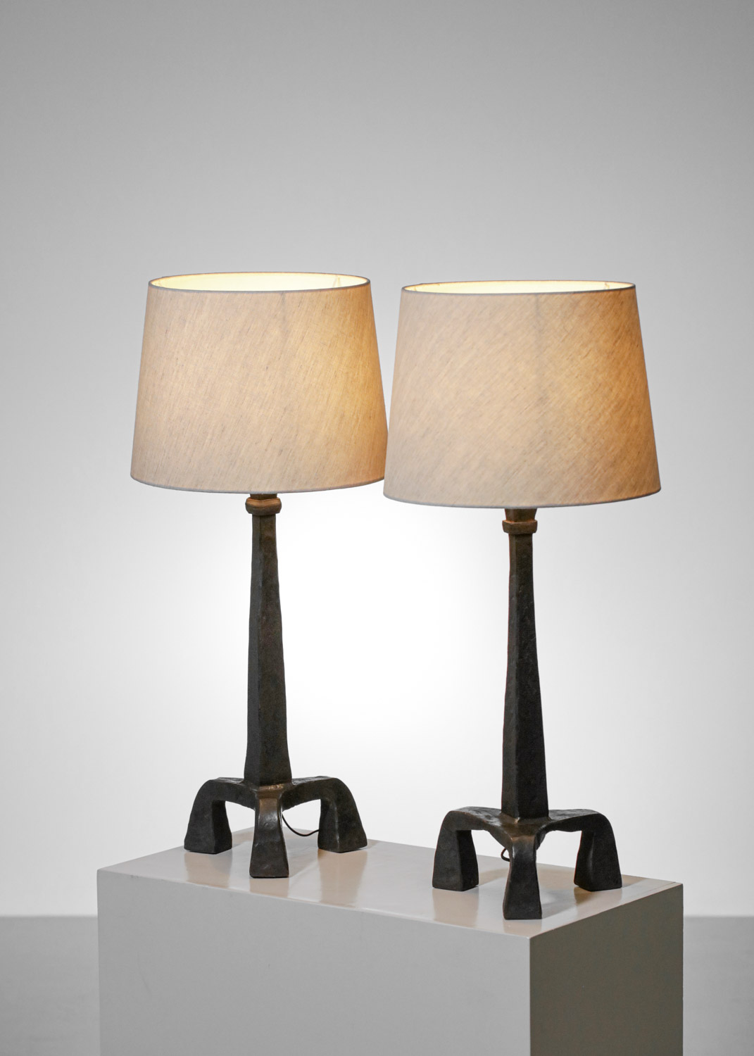 paire de lampes de table tripodes en fer forgé brutaliste style Diego Giacometti - F647