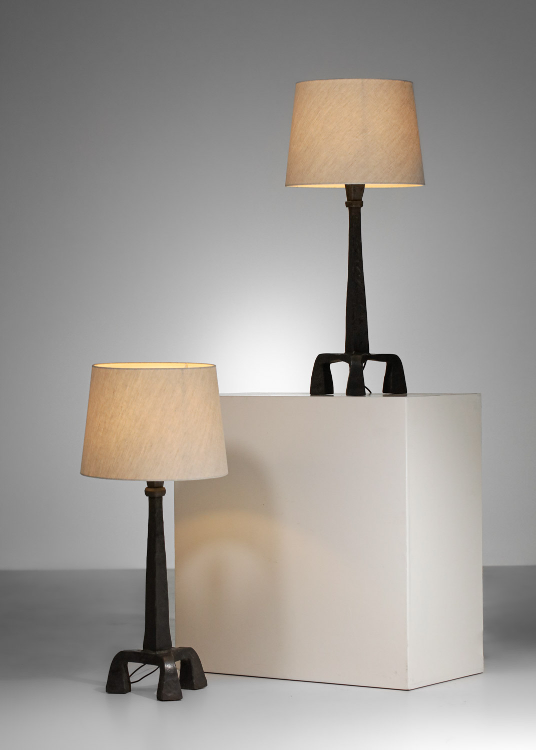 paire de lampes de table tripodes en fer forgé brutaliste style Diego Giacometti - F647