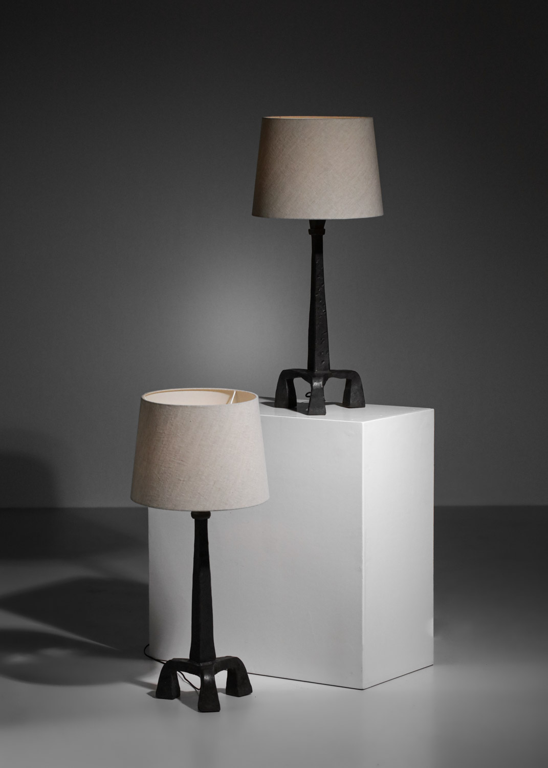 paire de lampes de table tripodes en fer forgé brutaliste style Diego Giacometti - F647