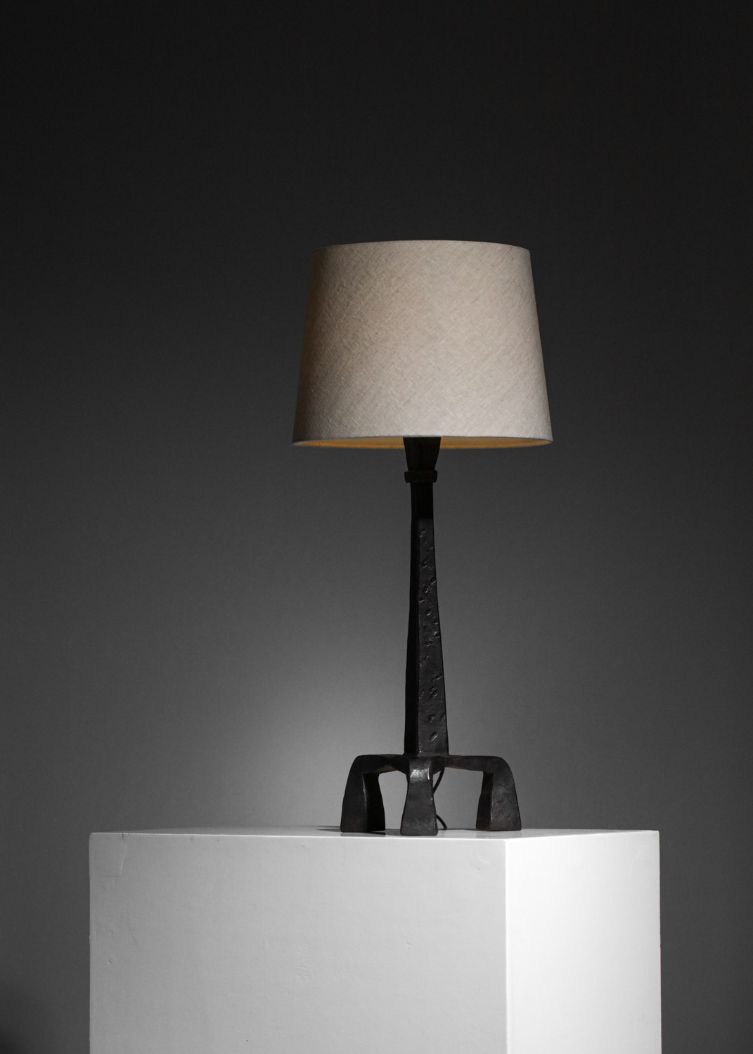 paire de lampes de table tripodes en fer forgé brutaliste style Diego Giacometti - F647