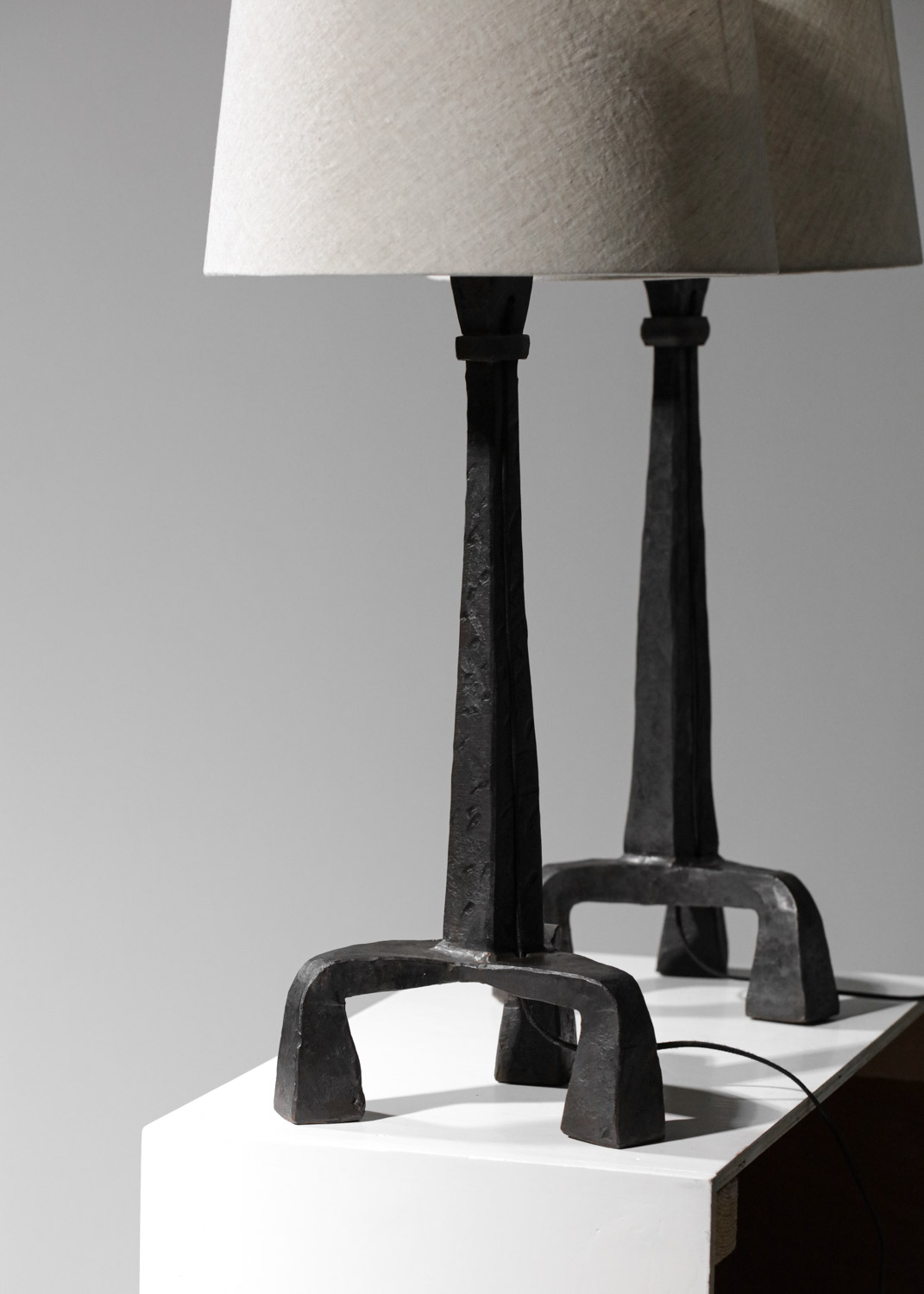 paire de lampes de table tripodes en fer forgé brutaliste style Diego Giacometti - F647