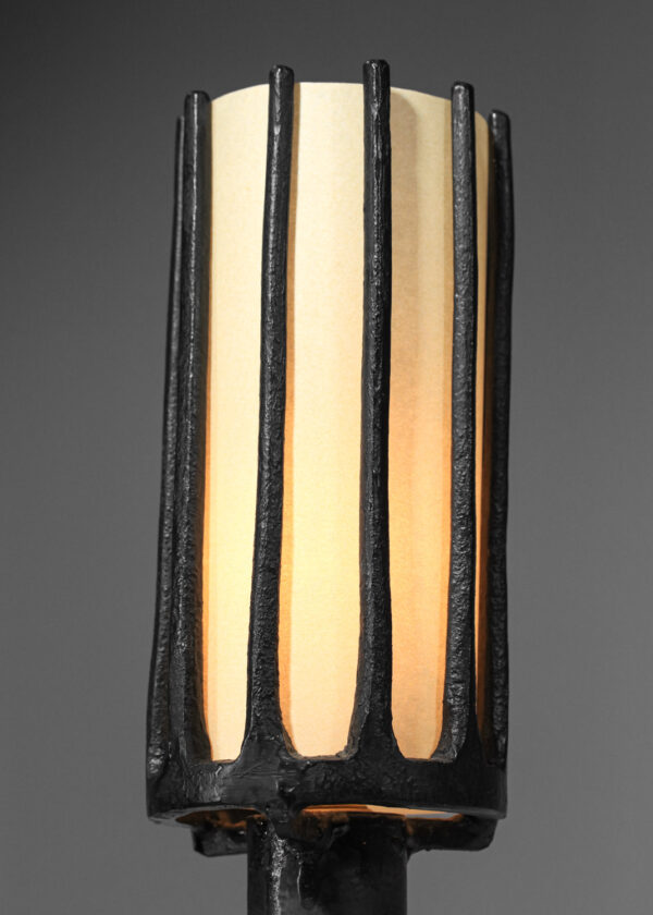 petite lampe de table en fer forgé travail populaire