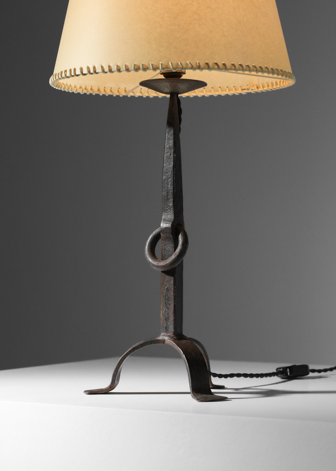 pied de lampe brutaliste en fer forgé travail populaire années 60