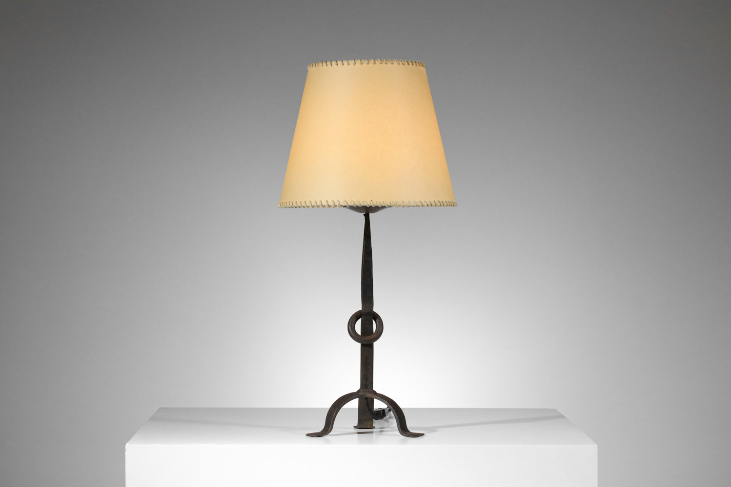 pied de lampe brutaliste en fer forgé travail populaire années 60