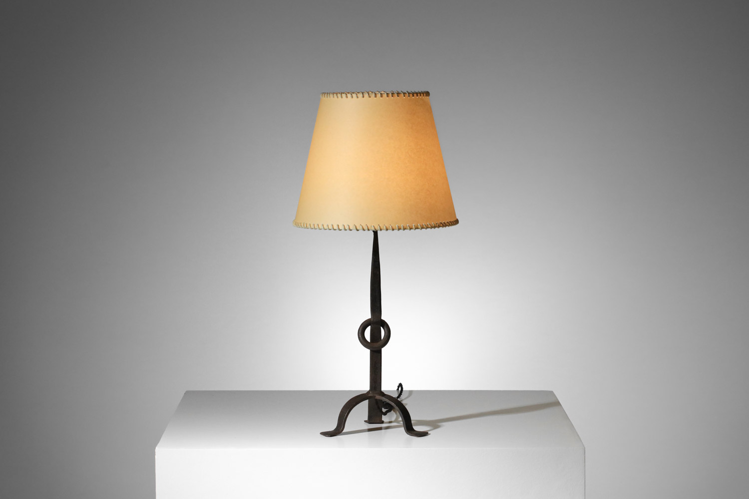 pied de lampe brutaliste en fer forgé travail populaire années 60