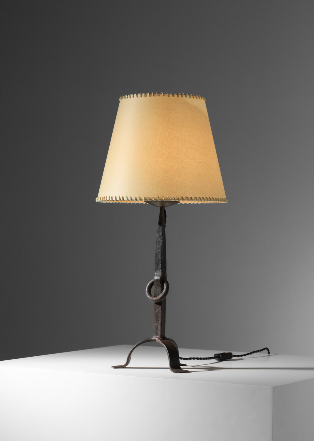 pied de lampe brutaliste en fer forgé travail populaire années 60