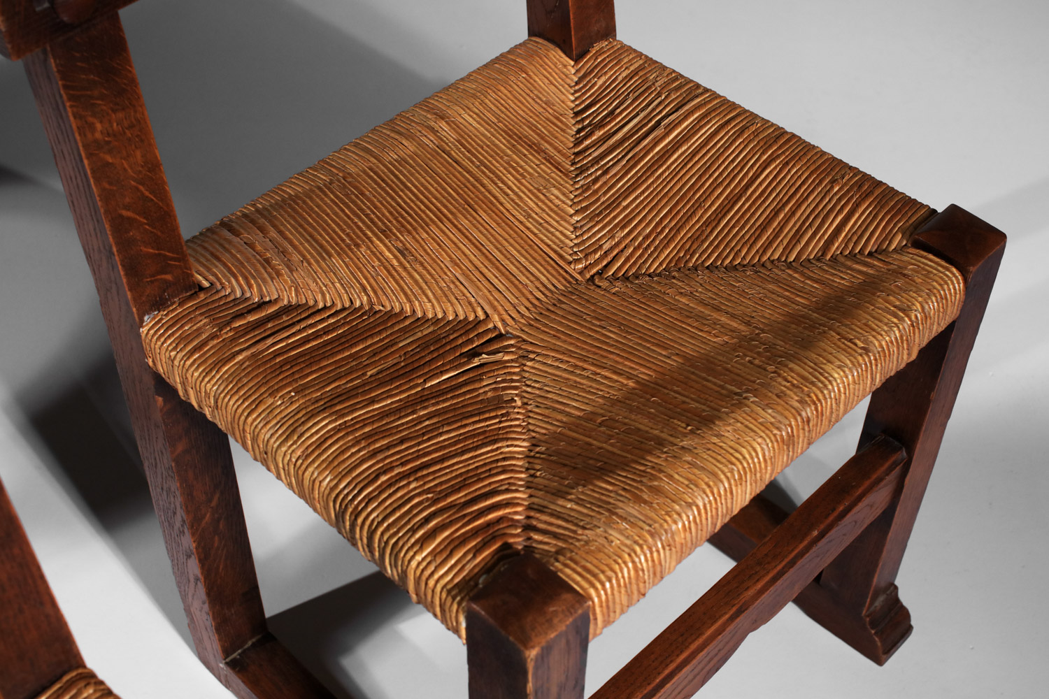 Suite de 2 fauteuils et 6 chaises en chêne massif et osier des années 50 dossier sculpté style SAVINA Joseph