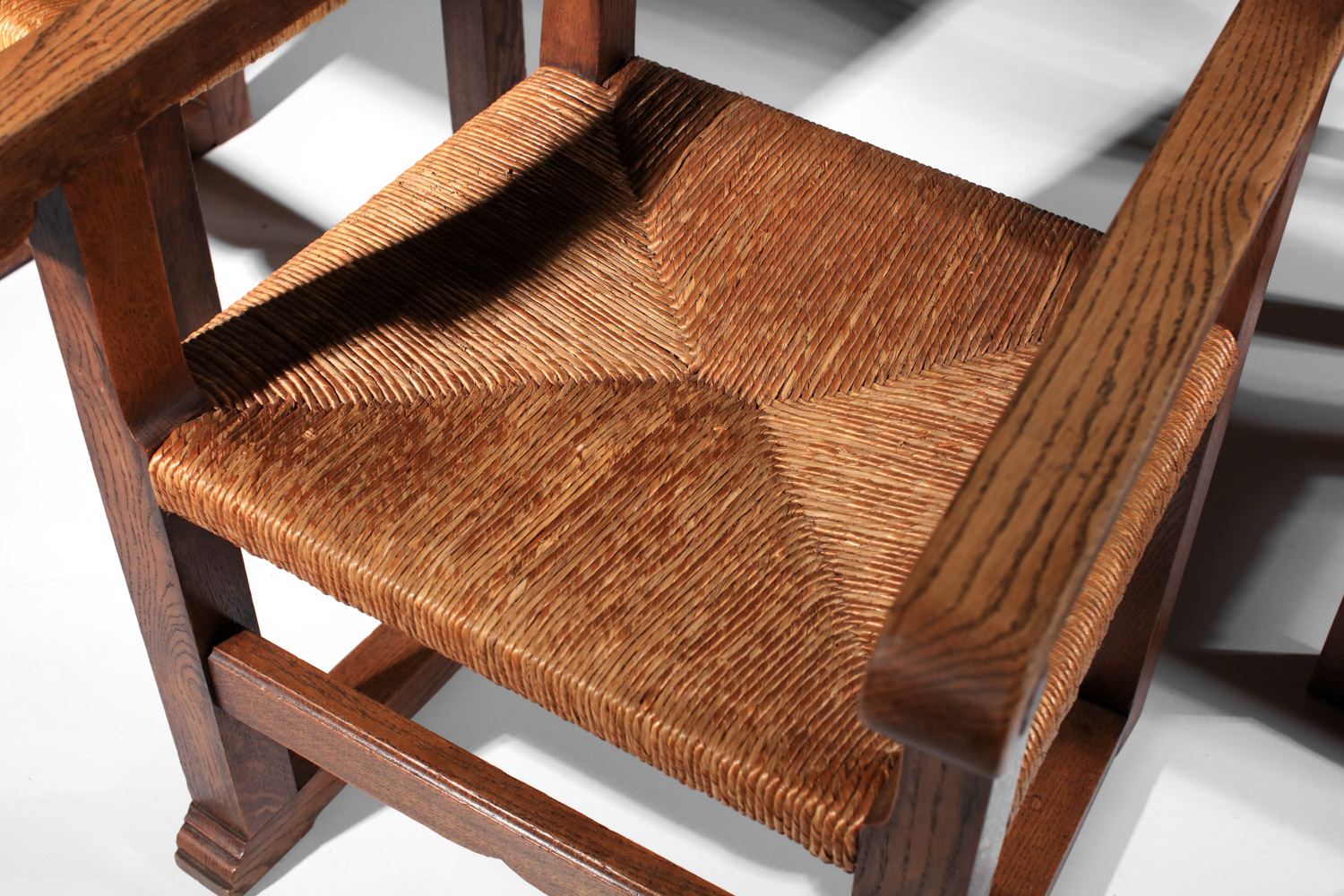 Suite de 2 fauteuils et 6 chaises en chêne massif et osier des années 50 dossier sculpté style SAVINA Joseph