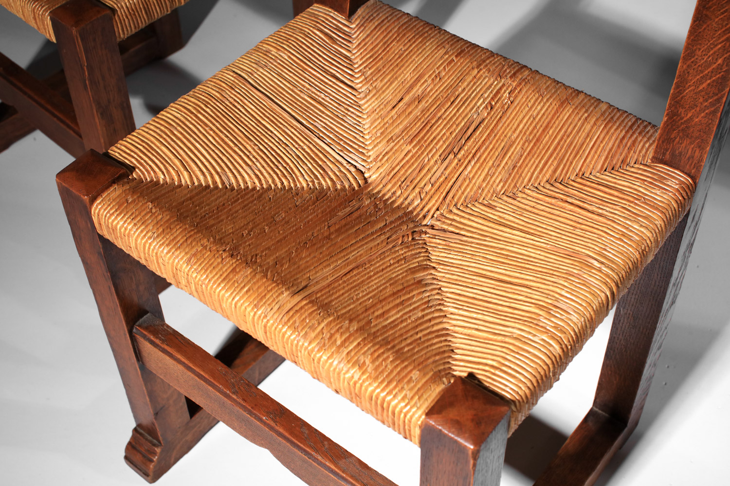 Suite de 2 fauteuils et 6 chaises en chêne massif et osier des années 50 dossier sculpté style SAVINA Joseph