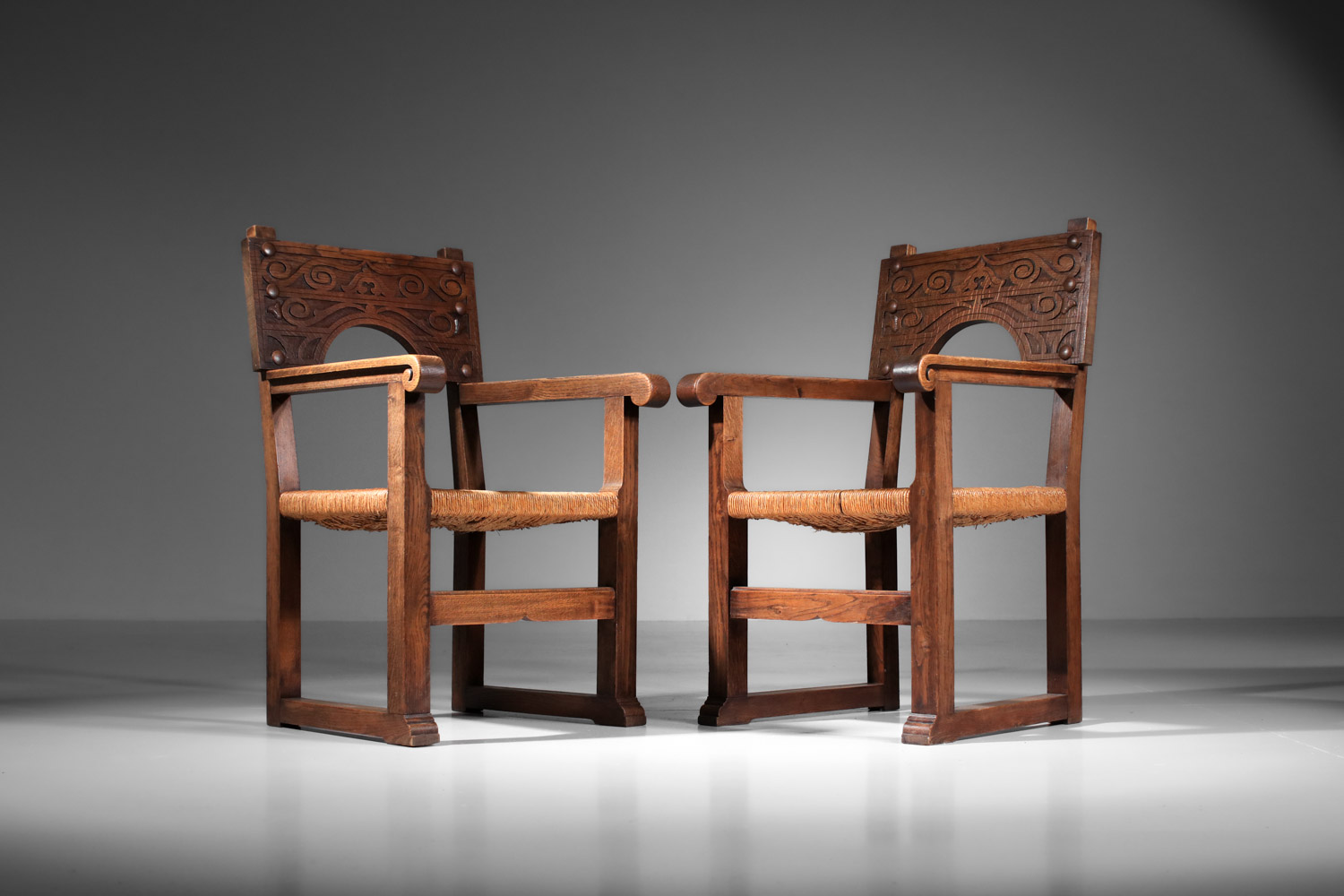 Suite de 2 fauteuils et 6 chaises en chêne massif et osier des années 50 dossier sculpté style SAVINA Joseph