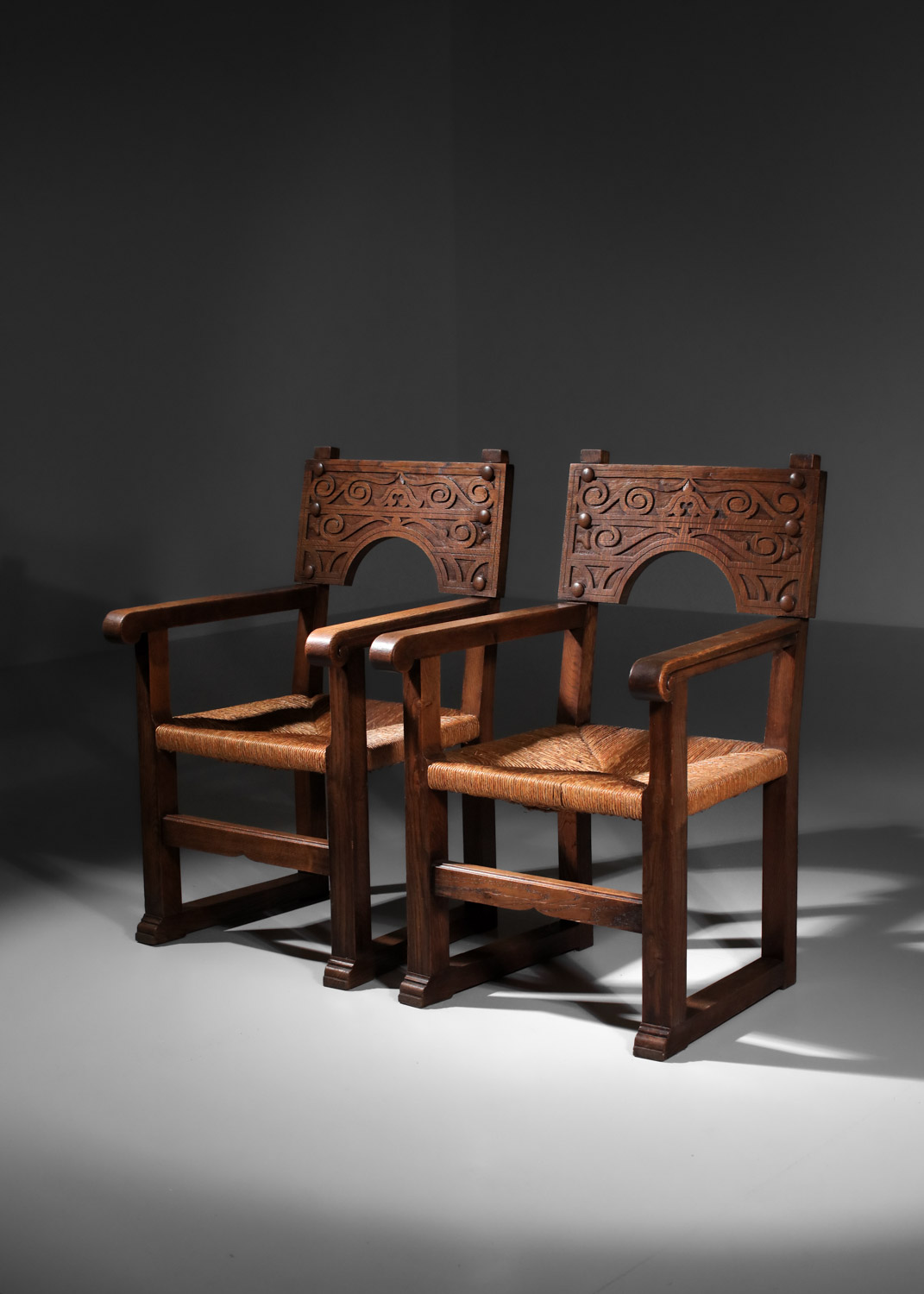 Suite de 2 fauteuils et 6 chaises en chêne massif et osier des années 50 dossier sculpté style SAVINA Joseph