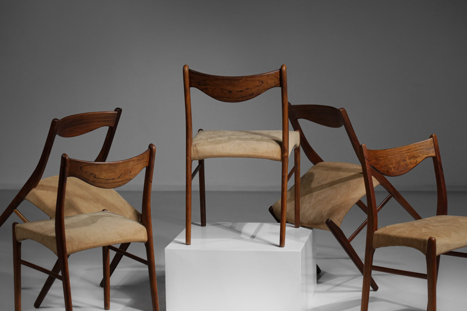suite de 5 chaises danoise en palissandre de rio scandinave E407