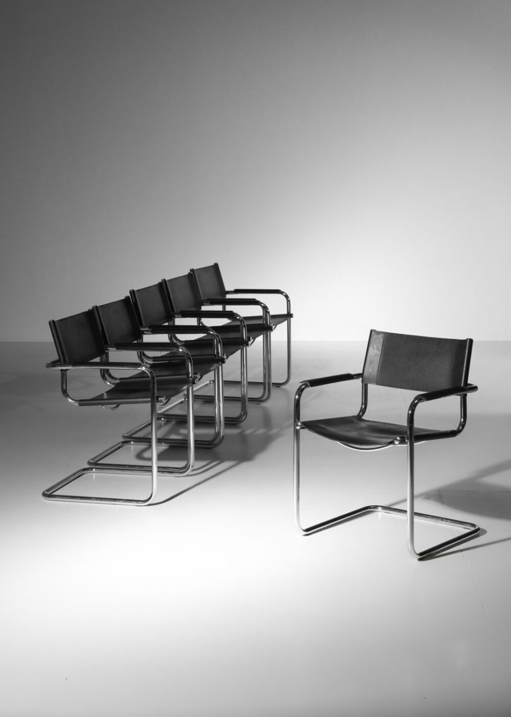 suite de six chaises style Marcel Breuer B34 tubes d'acier chromé suspendues années 80 - I208