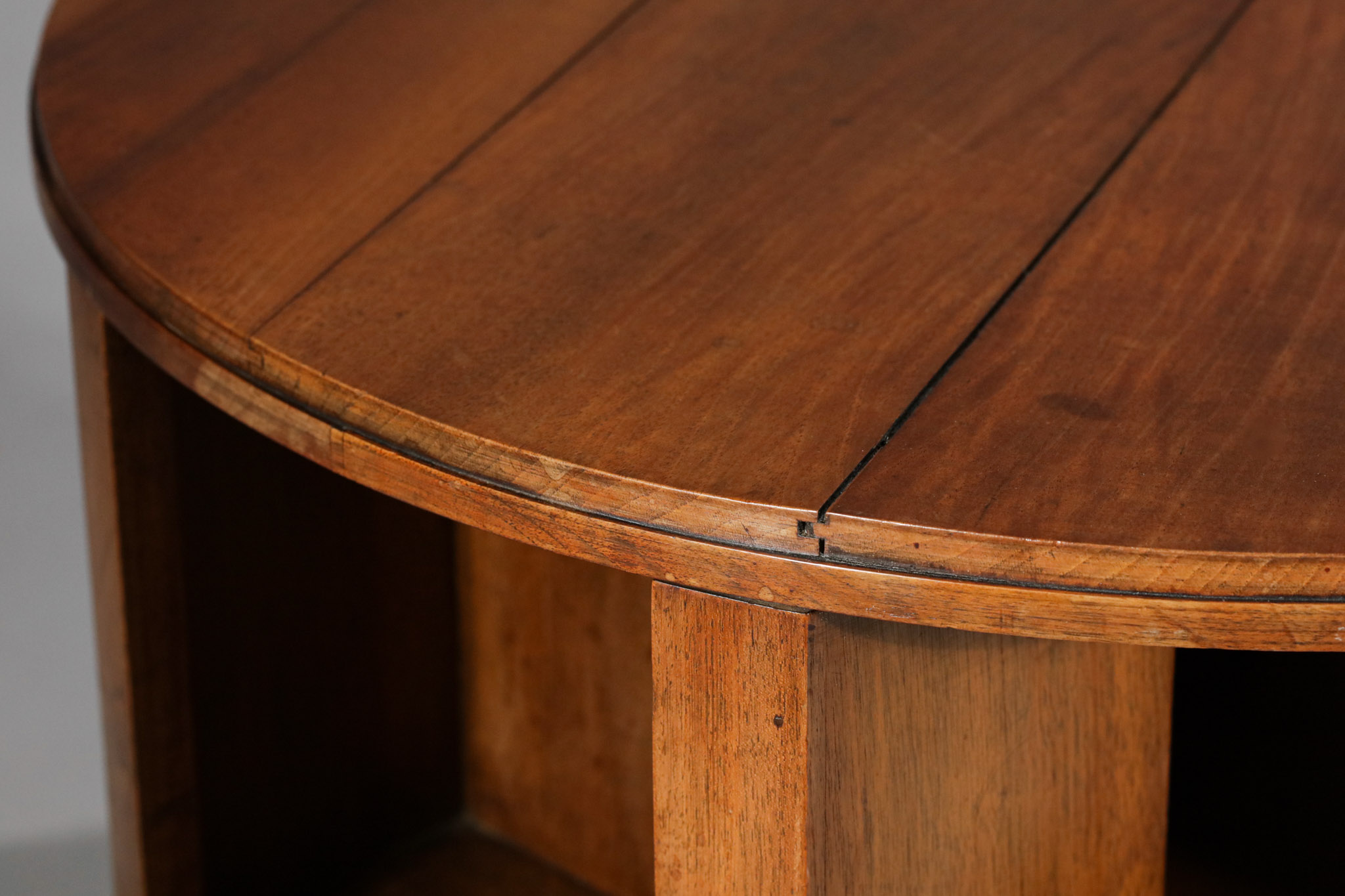 table basse bout de canapé moderniste années 40 style pierre chareau