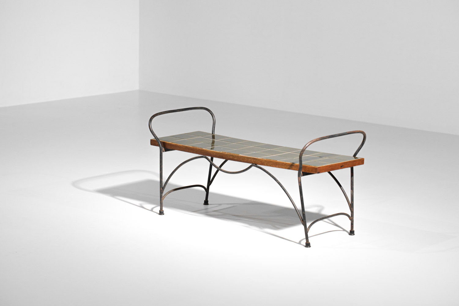 table basse en céramique kaki et piétement ondulé années 50 - G830
