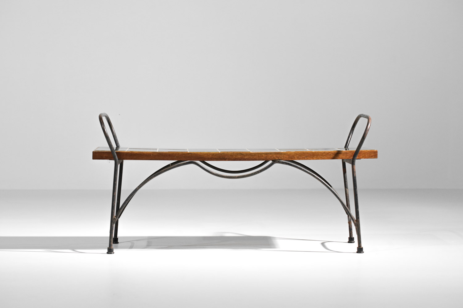 table basse en céramique kaki et piétement ondulé années 50 - G830