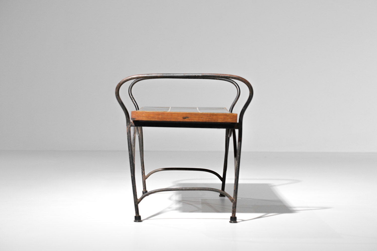 table basse en céramique kaki et piétement ondulé années 50 - G830