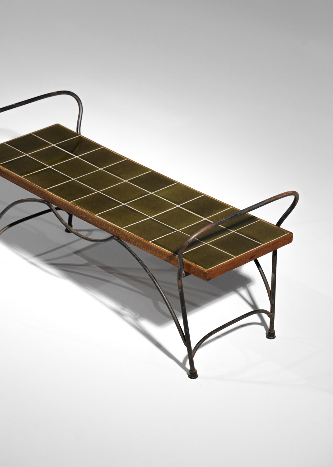 table basse en céramique kaki et piétement ondulé années 50 - G830