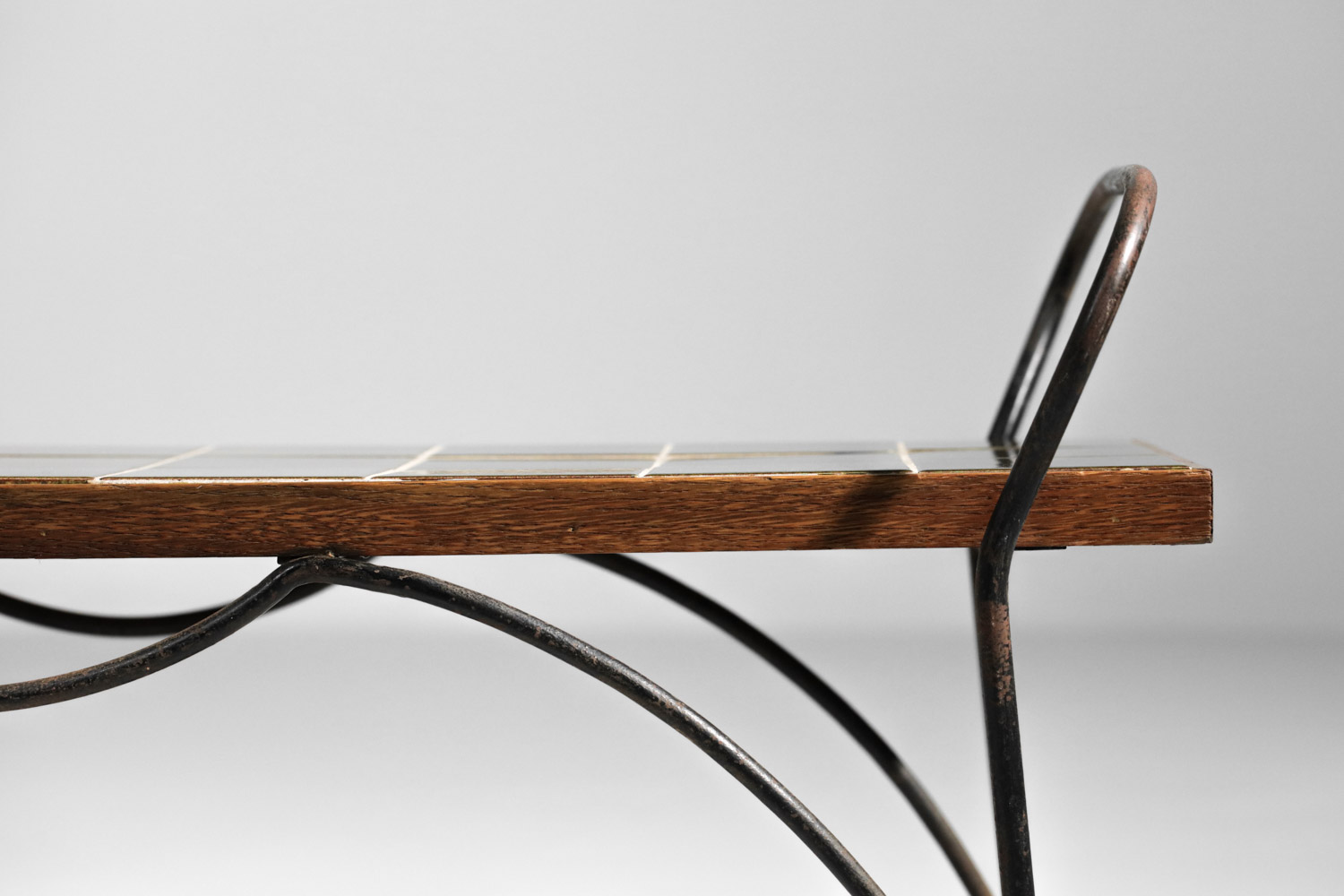 table basse en céramique kaki et piétement ondulé années 50 - G830