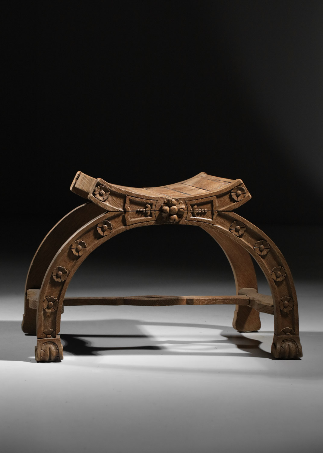 tabouret en chêne massif sculpté années 40 detourné - F751