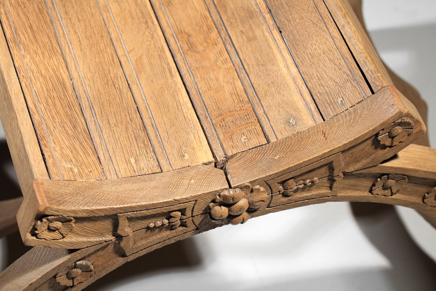 tabouret en chêne massif sculpté années 40 detourné - F751