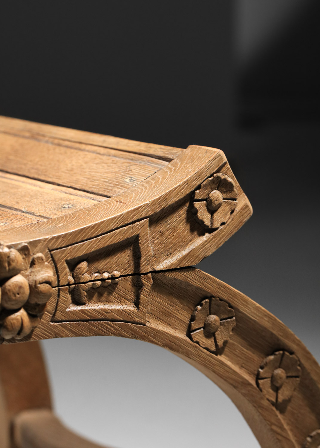 tabouret en chêne massif sculpté années 40 detourné - F751