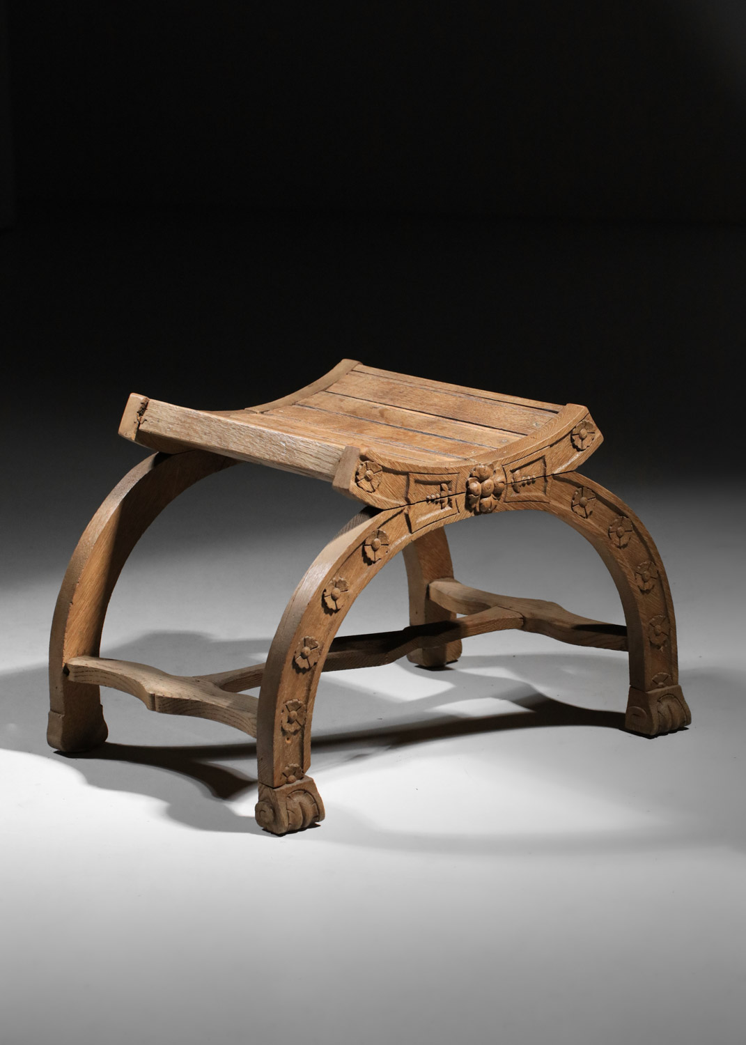 tabouret en chêne massif sculpté années 40 detourné - F751