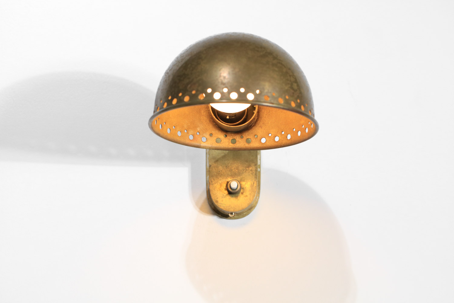 Applique française orientable par Genet et Michon en laiton massif oxydé moderniste - I067