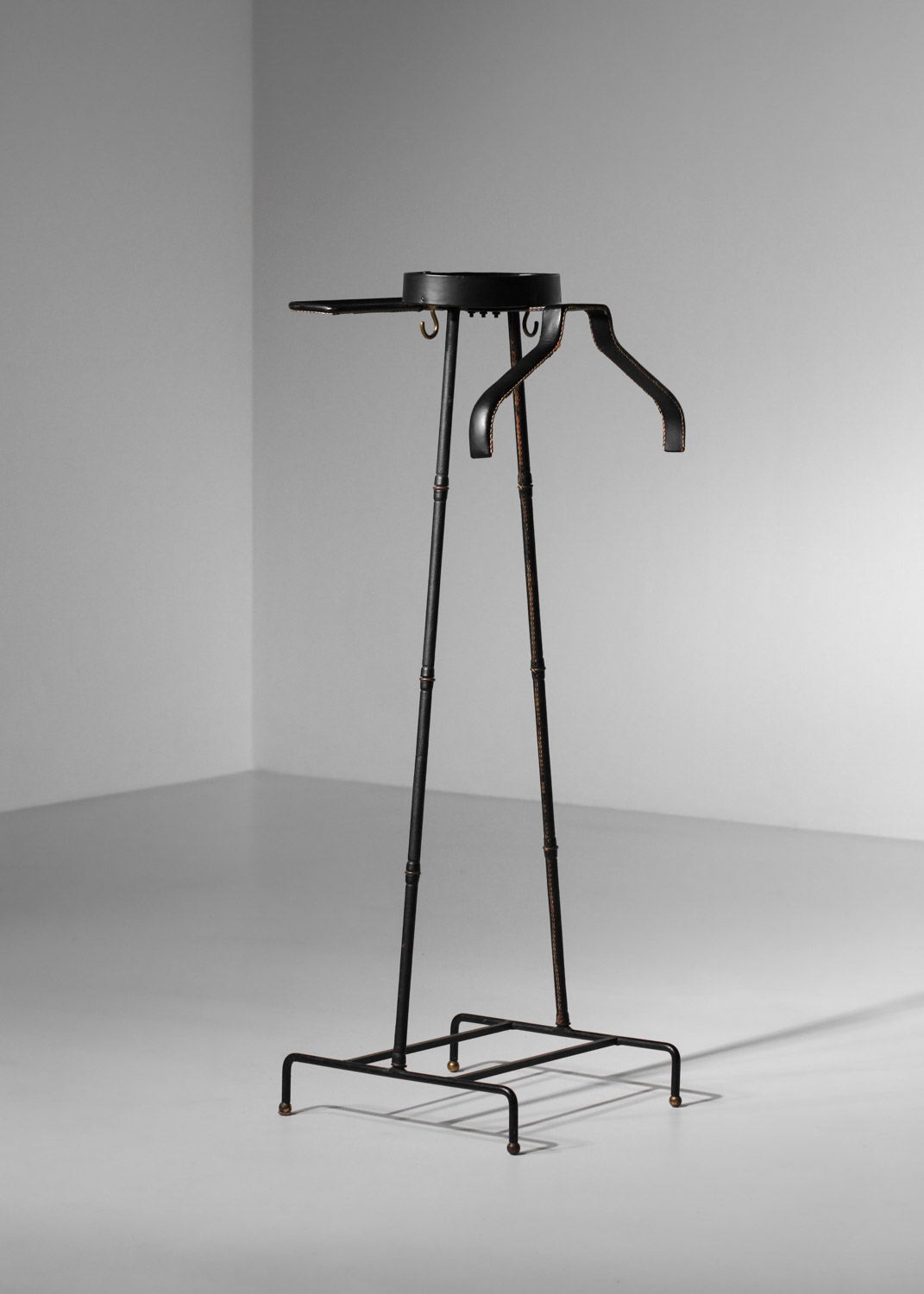 valet de nuit jacques adnet années 50 gainé de cuir noir - I242