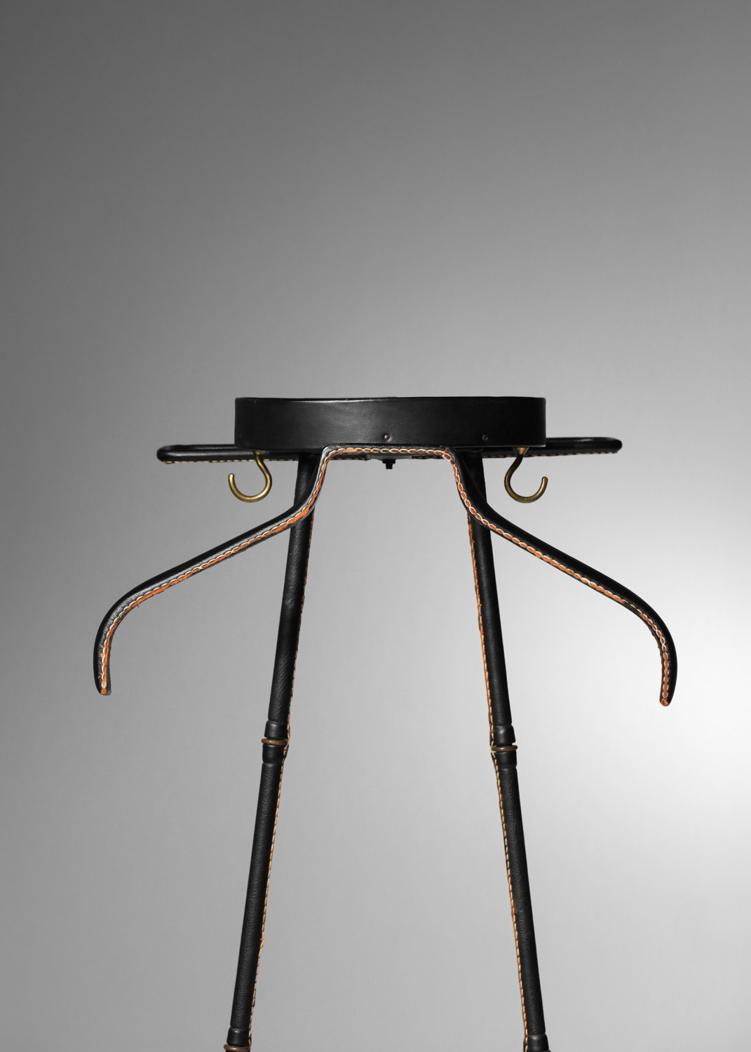 valet de nuit jacques adnet années 50 gainé de cuir noir - I242