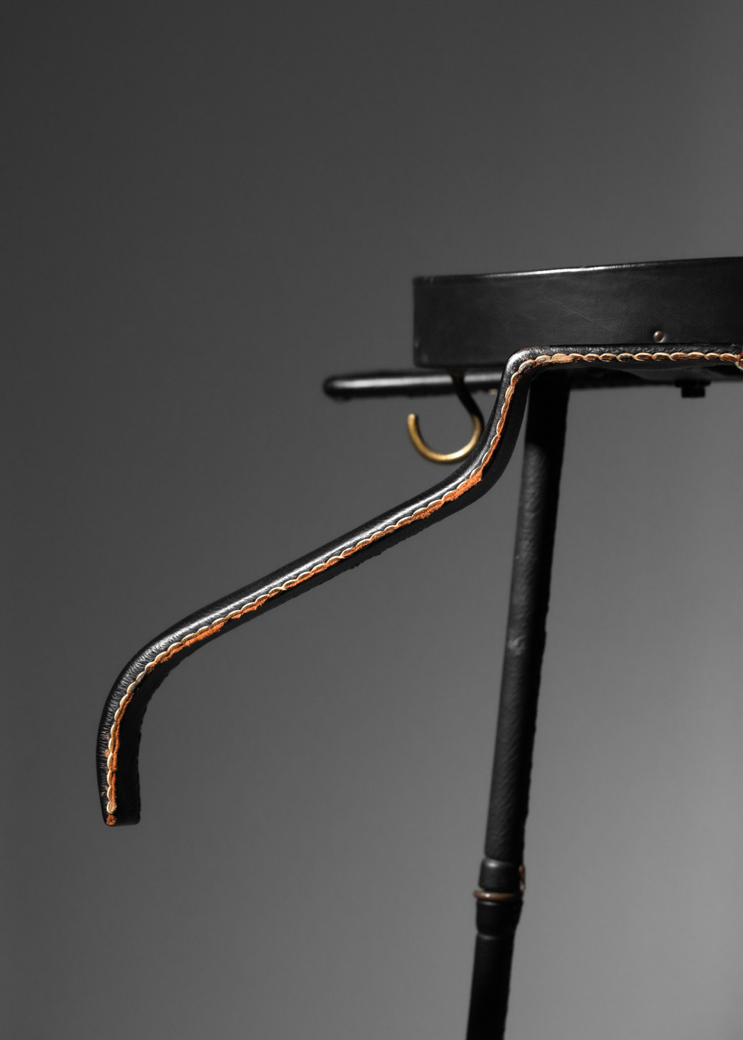 valet de nuit jacques adnet années 50 gainé de cuir noir - I242