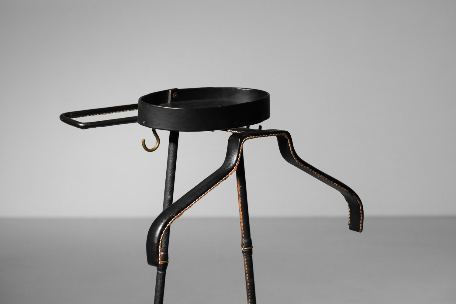 valet de nuit jacques adnet années 50 gainé de cuir noir - I242