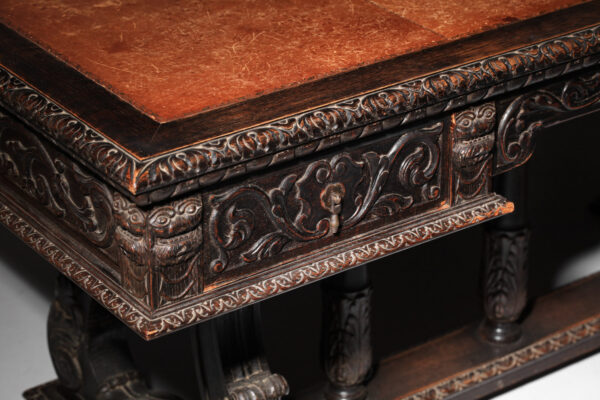 bureau en chêne richement sculpté style renaissance sous main en cuir