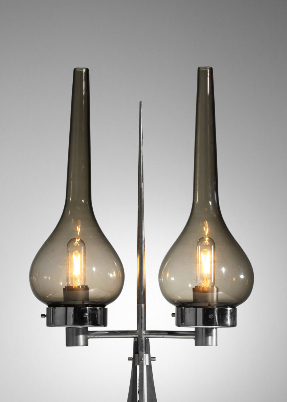 lampe italienne des années 70 en verre et laiton chromé éditée par Lumieres I651