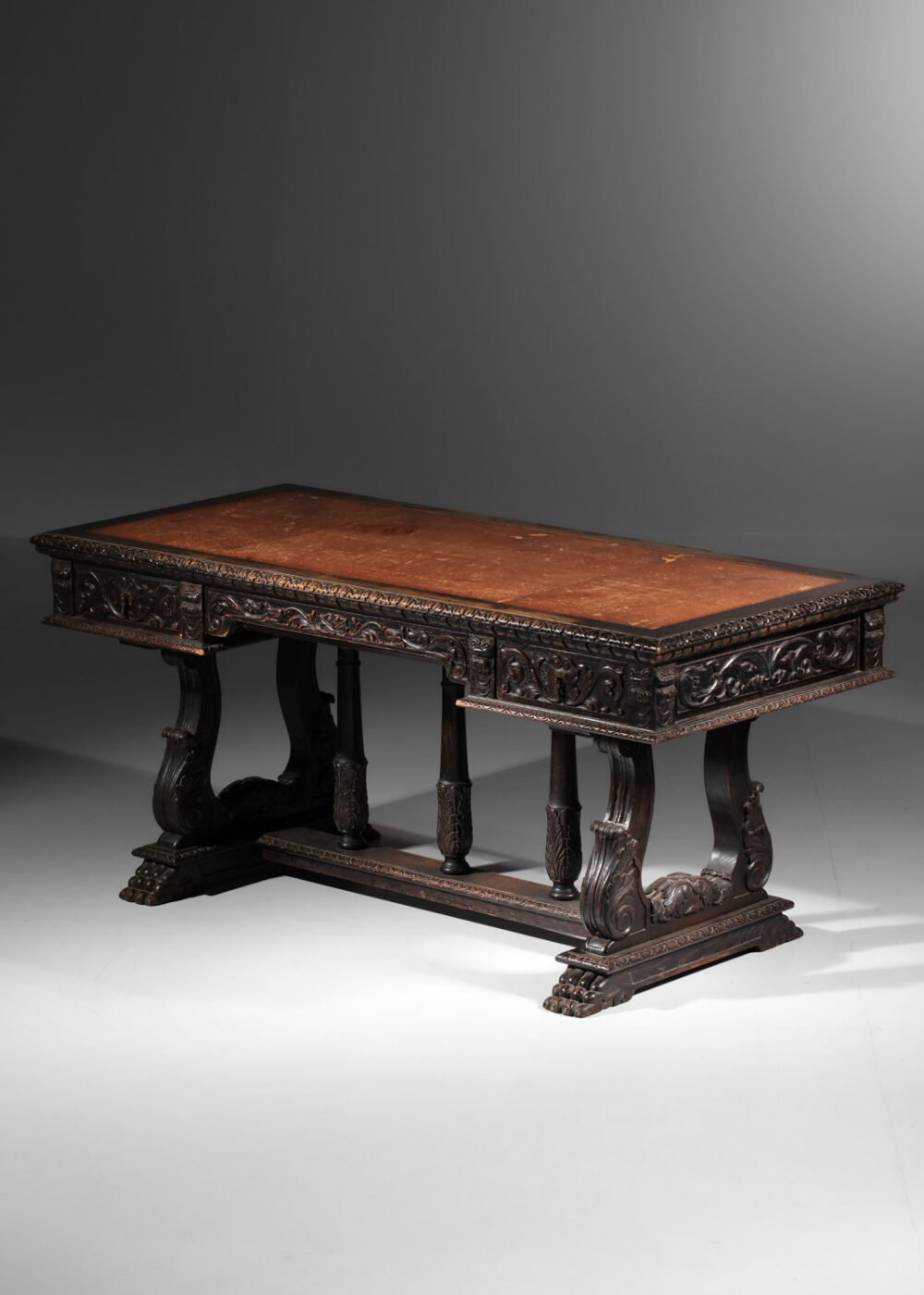 bureau en chêne richement sculpté style renaissance sous main en cuir