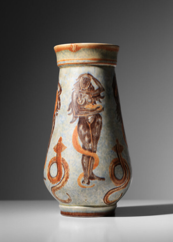 vase en céramique peter orlando à sevres daté 1950 à décor de femmes aux serpents - J647