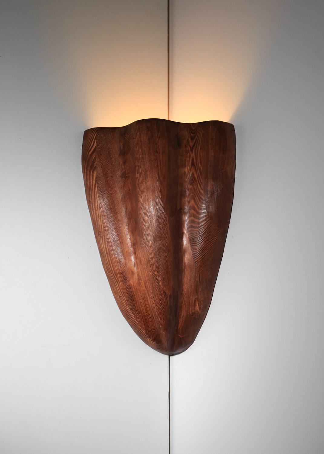applique d'angle en bois sculpté par vincent vincent - VV126