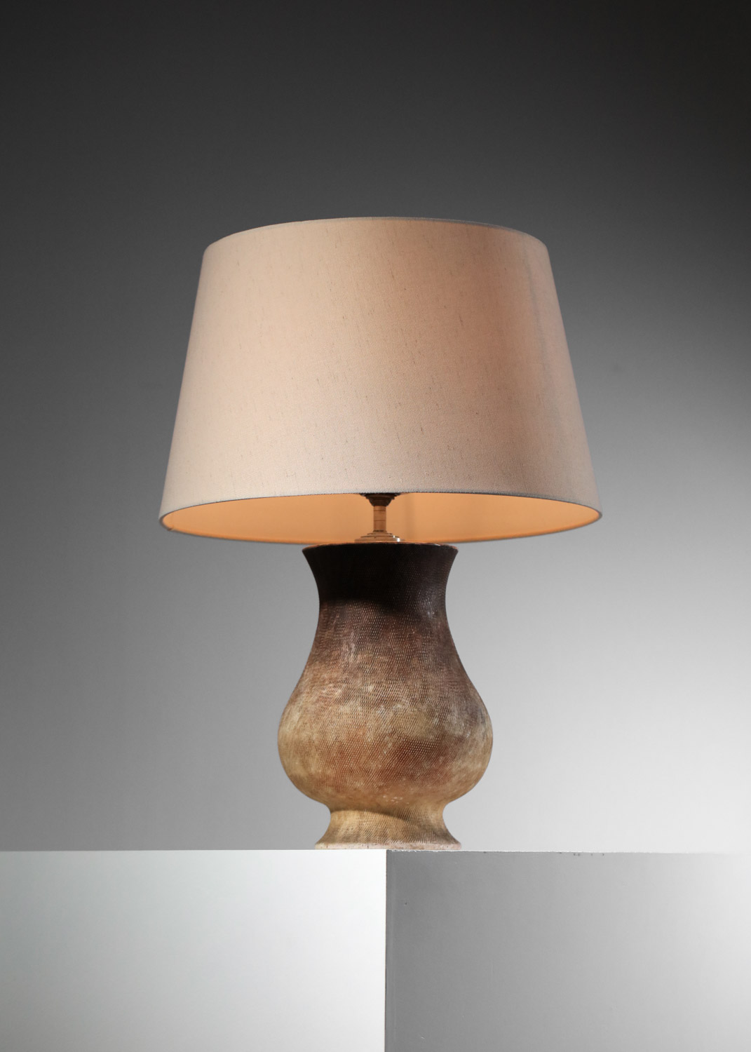 grande lampe de table en céramique dans le style de jean besnard art déco signée am - I67