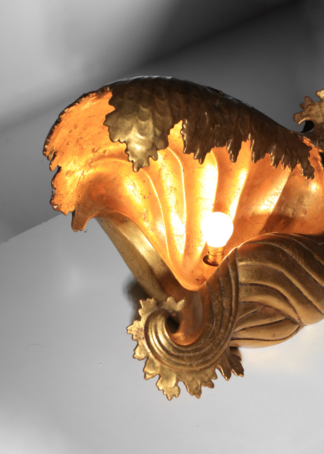grande lampe coquillage à poser en plâtre doré à la feuille des années 50 - J023