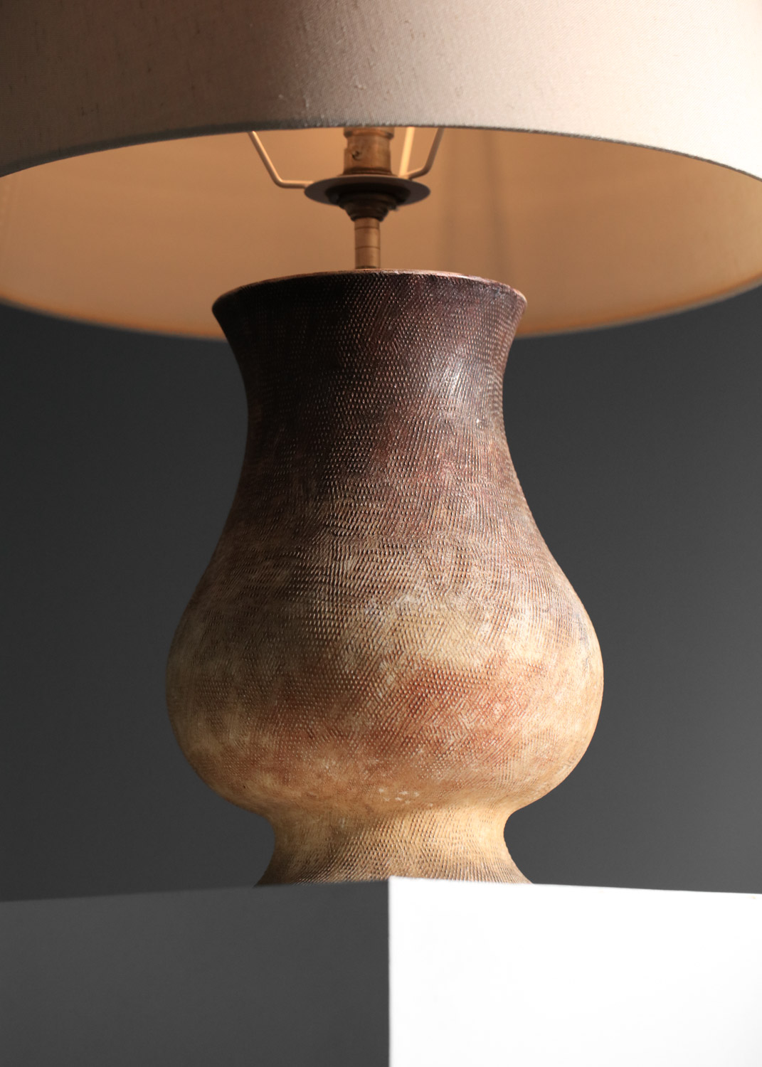 grande lampe de table en céramique dans le style de jean besnard art déco signée am - I67