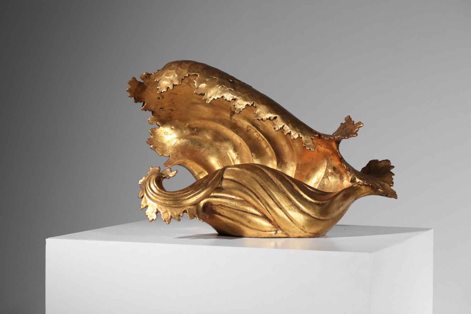 grande lampe coquillage à poser en plâtre doré à la feuille des années 50 - J023