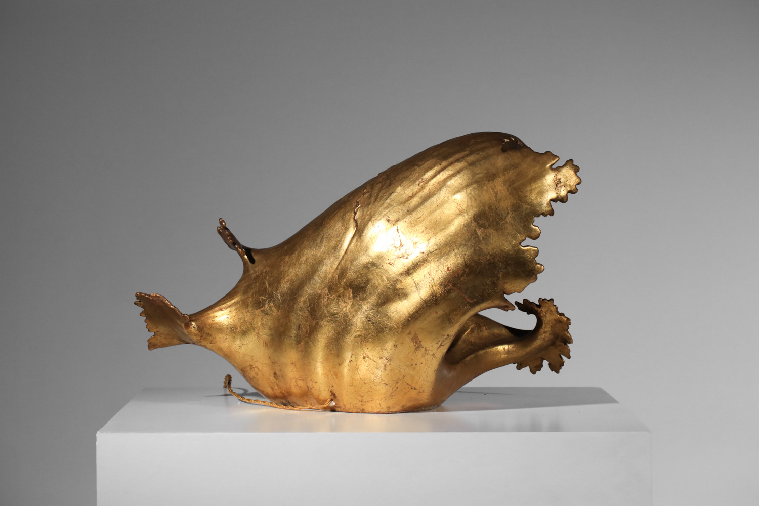 grande lampe coquillage à poser en plâtre doré à la feuille des années 50 - J023