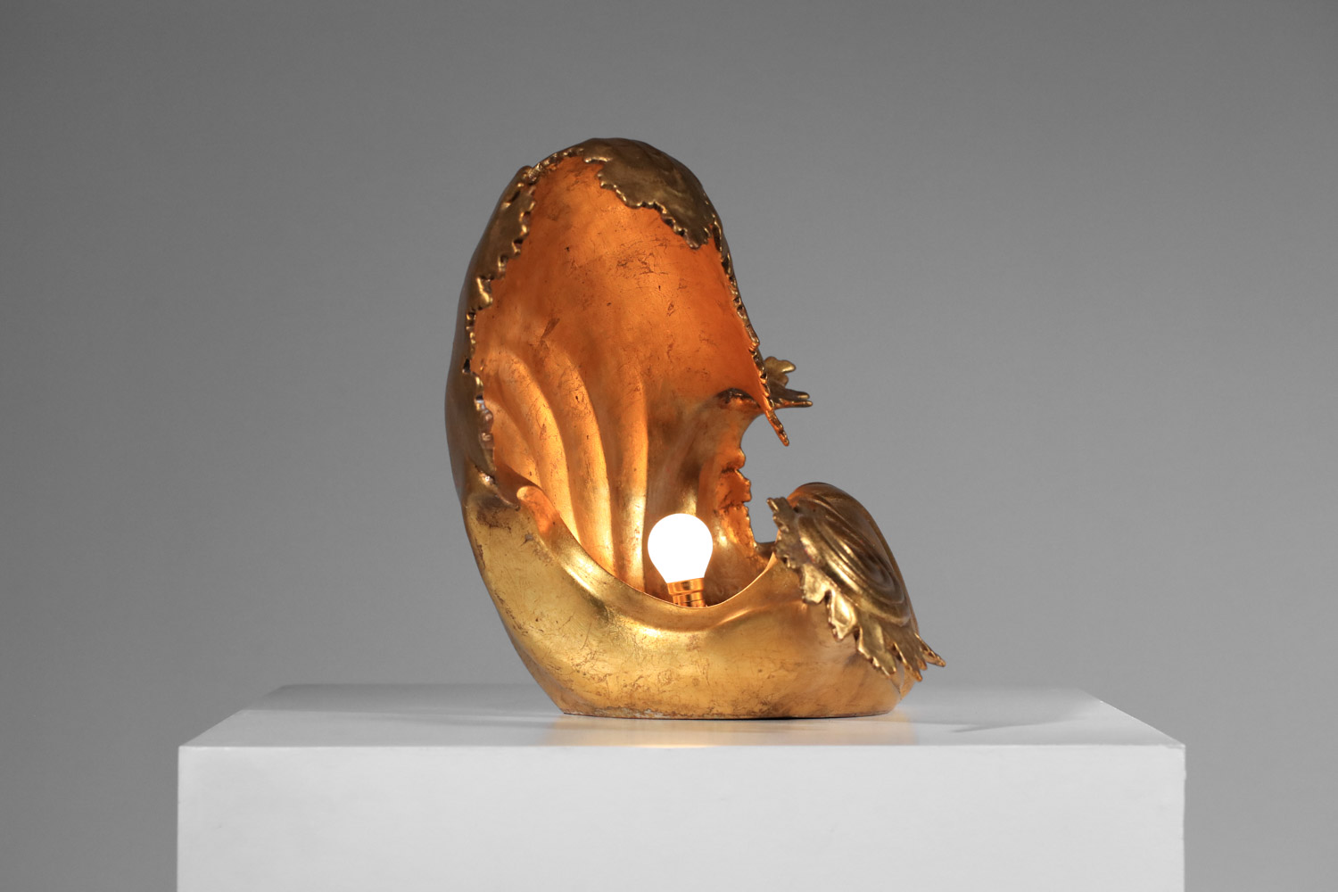 grande lampe coquillage à poser en plâtre doré à la feuille des années 50 - J023