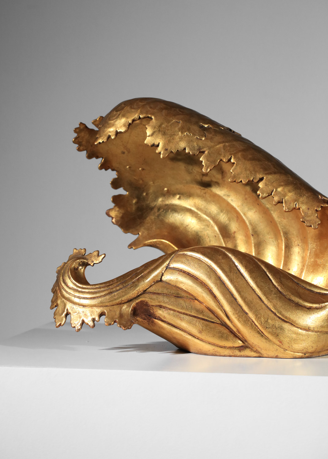 grande lampe coquillage à poser en plâtre doré à la feuille des années 50 - J023